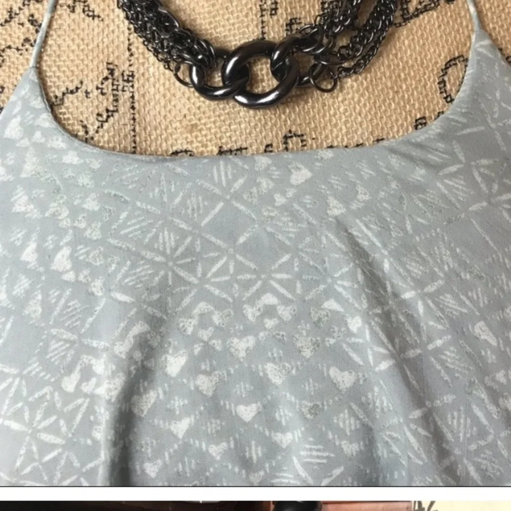 Hollister green/white patterned ruffled sleeveless top - Picture 3 of 6